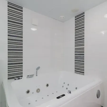 Groot Met Sauna En Bubbelbad