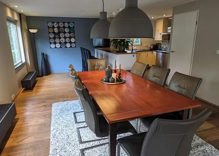 Groot Met Sauna En Bubbelbad Nyaraló *